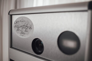 retrofon dasretrofon audiogästebuch traumtelefon vintagetelefon Retrotelefon, Audiogästebuch Österreich, Audio Gästebuch Hochzeit, Audio Gästebuch mieten, Sprachbotschaften Hochzeit, Hochzeit Gästebuch modern, Hochzeitserinnerung Audio, Hochzeitsgästebuch zum Sprechen, Audio Gästebuch Verleih Österreich, Kreatives Gästebuch Hochzeit, Persönliche Hochzeitsbotschaften, Erinnerungen zum Anhören, Hochzeitsgästebuch Vintage Stil, Retro Telefon Gästebuch, Gästebuch mit Sprachnachricht, Telefon Gästebuch Hochzeit, Sprachgästebuch Hochzeit, Emotionale Hochzeitsmomente, Hochzeitsideen Österreich, Hochzeit planen Österreich, Hochzeit Highlight Ideen, Audiogästebuch Wien, Audiogästebuch Niederösterreich, Audio Gästebuch Salzburg, Audio Gästebuch Steiermark, Audio Gästebuch Tirol, Hochzeitsideen Österreich, Hochzeit Dienstleister Österreich, Hochzeit mieten Equipment Österreich, Fotobox mieten Ostösterreich, Fotobox Hochzeit Wien, Fotobox Niederösterreich, Fotobox Burgenland, Fotobox Steiermark Ost, Fotobox Verleih Wien, Photobooth Wien mieten, Fotobox für Hochzeit Ostösterreich, Fotoautomat Hochzeit Wien, Selfiebox Niederösterreich, Fotobox Burgenland, Fotobox mieten Burgenland, Hochzeitsfotobox Burgenland, Fotobox Anbieter Burgenland, Fotobox Oststeiermark, Fotobox Fürstenfeld, Fotobox Hartberg Hochzeit