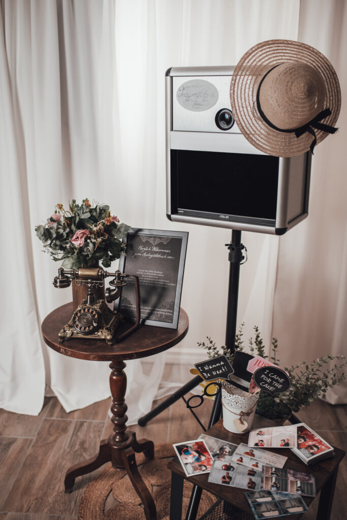 retrofon dasretrofon audiogästebuch traumtelefon vintagetelefon Retrotelefon, Audiogästebuch Österreich, Audio Gästebuch Hochzeit, Audio Gästebuch mieten, Sprachbotschaften Hochzeit, Hochzeit Gästebuch modern, Hochzeitserinnerung Audio, Hochzeitsgästebuch zum Sprechen, Audio Gästebuch Verleih Österreich, Kreatives Gästebuch Hochzeit, Persönliche Hochzeitsbotschaften, Erinnerungen zum Anhören, Hochzeitsgästebuch Vintage Stil, Retro Telefon Gästebuch, Gästebuch mit Sprachnachricht, Telefon Gästebuch Hochzeit, Sprachgästebuch Hochzeit, Emotionale Hochzeitsmomente, Hochzeitsideen Österreich, Hochzeit planen Österreich, Hochzeit Highlight Ideen, Audiogästebuch Wien, Audiogästebuch Niederösterreich, Audio Gästebuch Salzburg, Audio Gästebuch Steiermark, Audio Gästebuch Tirol, Hochzeitsideen Österreich, Hochzeit Dienstleister Österreich, Hochzeit mieten Equipment Österreich, Fotobox mieten Ostösterreich, Fotobox Hochzeit Wien, Fotobox Niederösterreich, Fotobox Burgenland, Fotobox Steiermark Ost, Fotobox Verleih Wien, Photobooth Wien mieten, Fotobox für Hochzeit Ostösterreich, Fotoautomat Hochzeit Wien, Selfiebox Niederösterreich, Fotobox Burgenland, Fotobox mieten Burgenland, Hochzeitsfotobox Burgenland, Fotobox Anbieter Burgenland, Fotobox Oststeiermark, Fotobox Fürstenfeld, Fotobox Hartberg Hochzeit