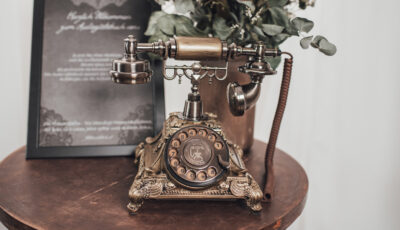 Audiogästebuch Traumtelefon Vintagetelefon Retrotelefon, Audiogästebuch Österreich, Audio Gästebuch Hochzeit, Audio Gästebuch mieten, Sprachbotschaften Hochzeit, Hochzeit Gästebuch modern, Hochzeitserinnerung Audio, Hochzeitsgästebuch zum Sprechen, Audio Gästebuch Verleih Österreich, Kreatives Gästebuch Hochzeit, Persönliche Hochzeitsbotschaften, Erinnerungen zum Anhören, Hochzeitsgästebuch Vintage Stil, Retro Telefon Gästebuch, Gästebuch mit Sprachnachricht, Telefon Gästebuch Hochzeit, Sprachgästebuch Hochzeit, Emotionale Hochzeitsmomente, Hochzeitsideen Österreich, Hochzeit planen Österreich, Hochzeit Highlight Ideen, Audiogästebuch Wien, Audiogästebuch Niederösterreich, Audio Gästebuch Salzburg, Audio Gästebuch Steiermark, Audio Gästebuch Tirol, Hochzeitsideen Österreich, Hochzeit Dienstleister Österreich, Hochzeit mieten Equipment Österreich